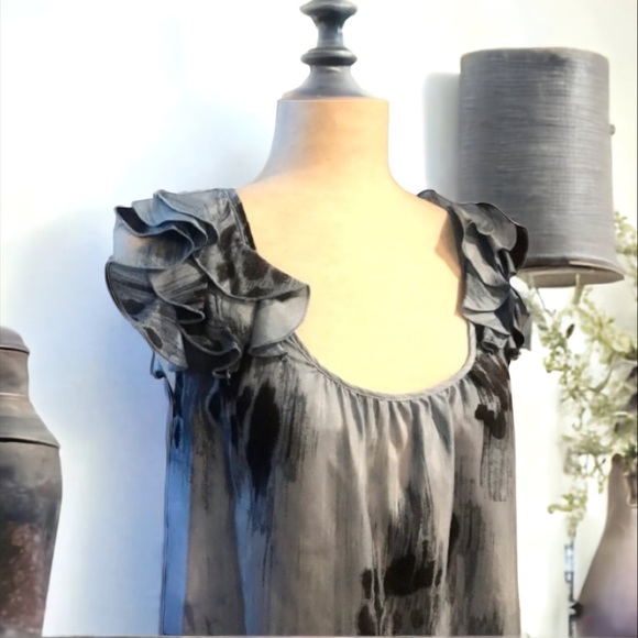 BANANA REPUBLIC BLUE & BLACK RUFFLE TOP SIZE SMALL - Picture 2 of 7